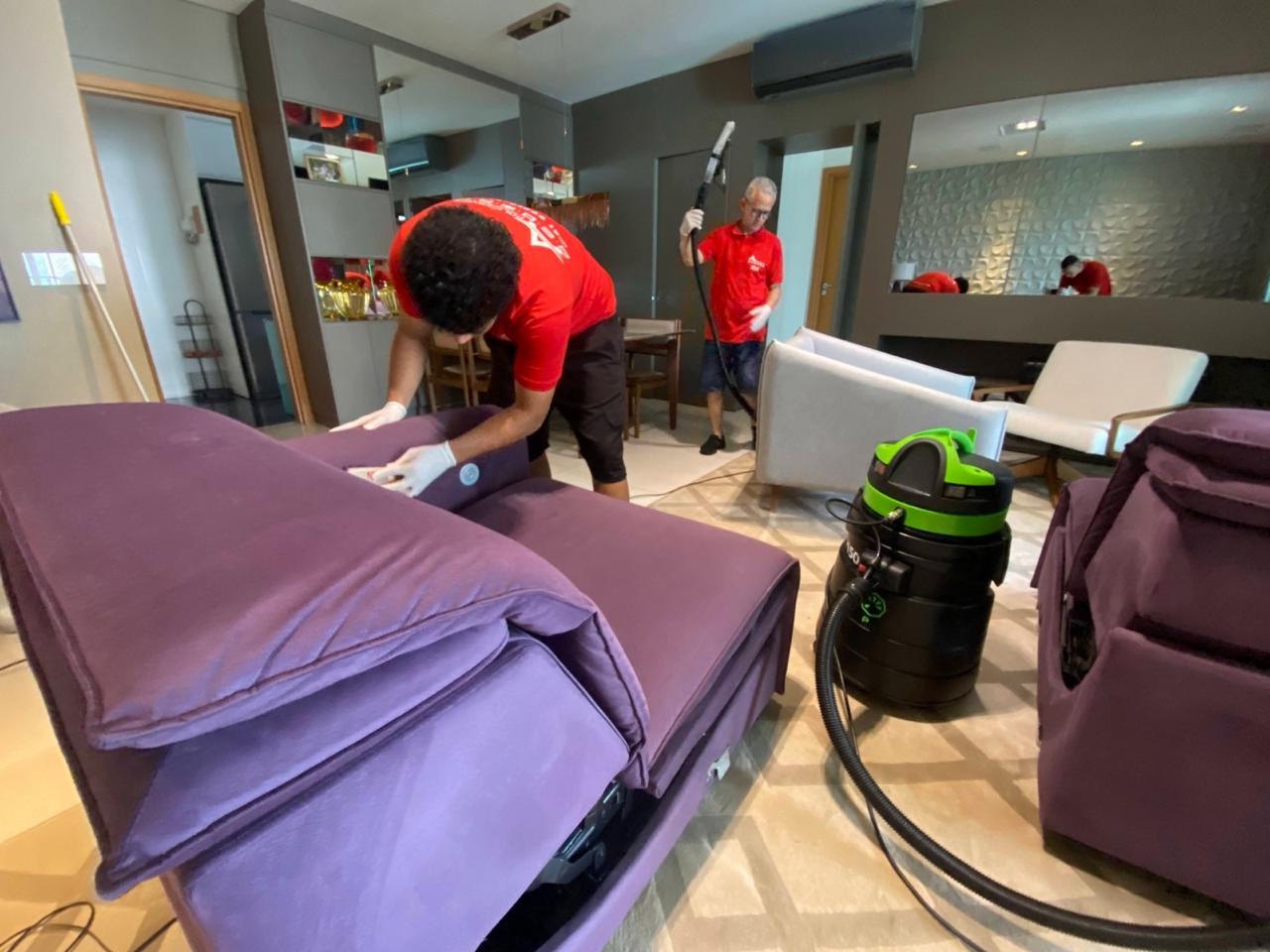 Higienização profissional de colchão com equipamento de extração