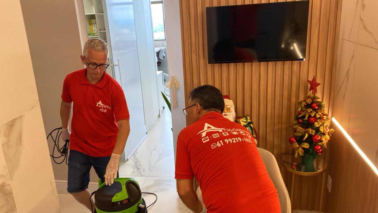 Equipe ApoliService em dupla realizando higienização em residência
